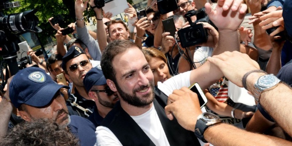 En Napoli vender&aacute;n pizza a un euro cuando se lesione Higuain