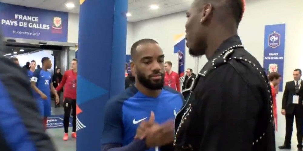 Paul Pogba visit&oacute; a sus compa&ntilde;eros de Selecci&oacute;n y realiz&oacute; un saludo diferente con cada uno