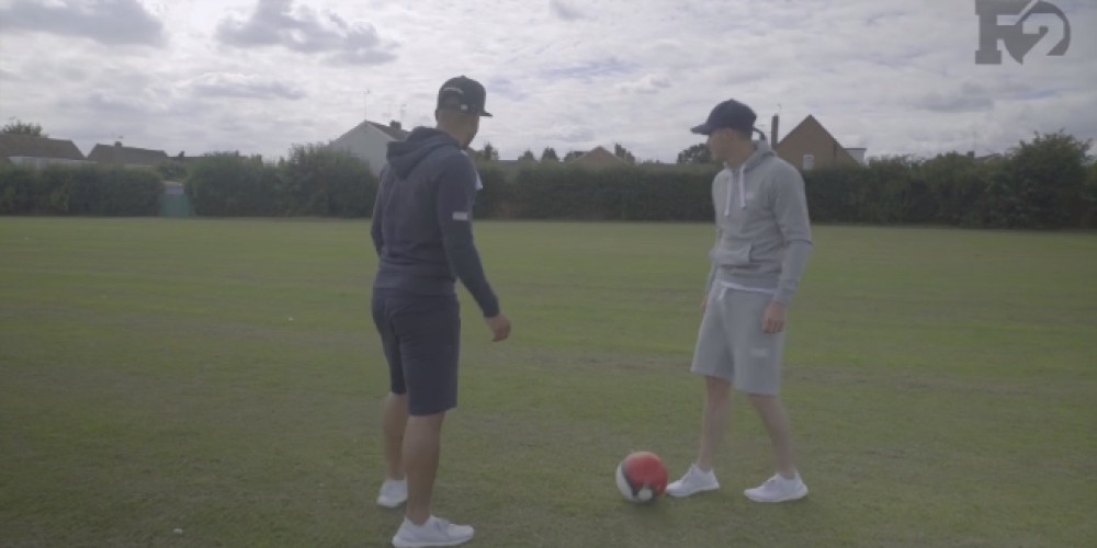 Un grupo de freestylers jug&oacute; al Pokemon Go con una pelota de f&uacute;tbol
