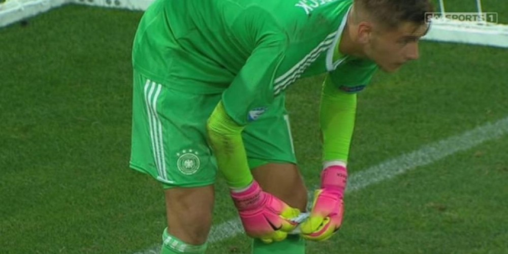 Pollersbeck: el arquero alem&aacute;n que emul&oacute; a Lehmann y sac&oacute; su papelito previo a los penales