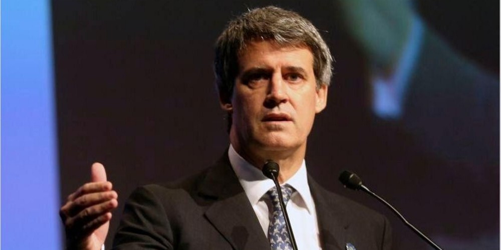 El d&iacute;a que Prat-Gay cerr&oacute; un acuerdo con el FMI gracias a La Bombonera