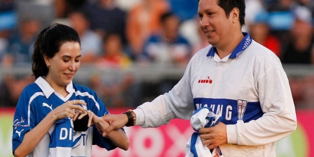 Una propuesta amorosa en el estadio de la Cat&oacute;lica