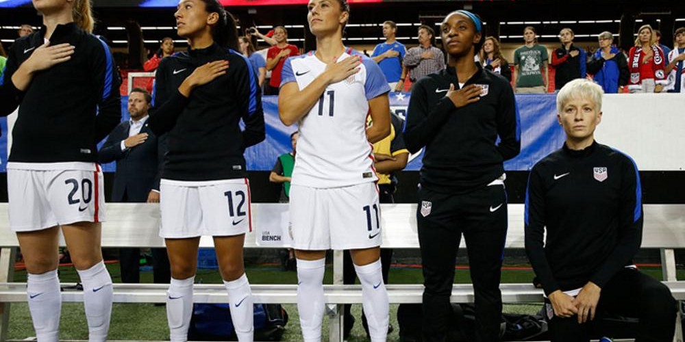 La Federación de Fútbol de Estados Unidos da marcha atrás y aprueba las protestas contra el racismo