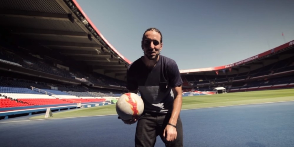 Los jugadores del PSG la pasaron mal contra un Freestyler