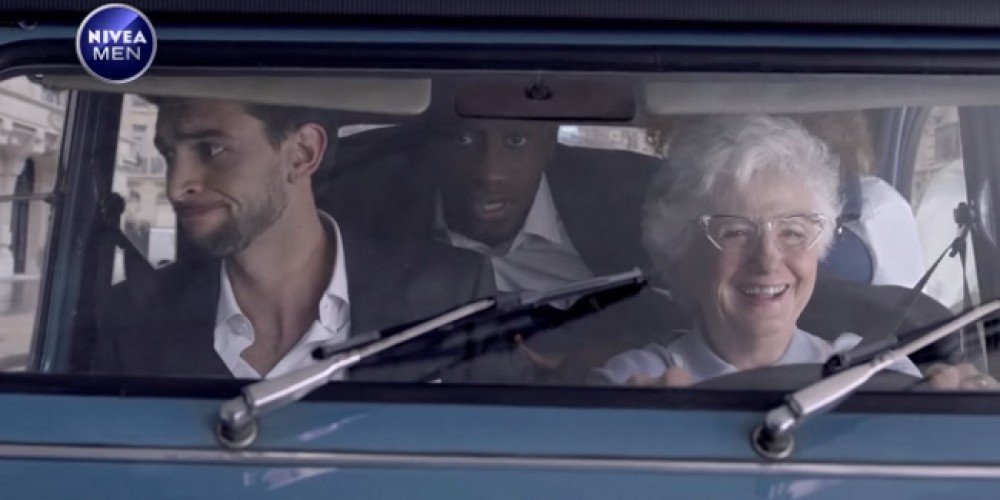 Pastore, David Luiz y los jugadores del PSG corren por Par&iacute;s junto a Nivea Men