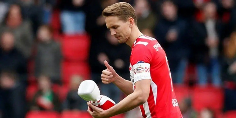 ¿Porqué el capitán del PSV salió a la cancha con un robot en la mano?