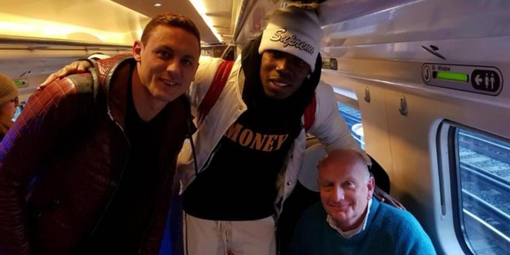 Pogba y Matic quisieron pedir disculpas en un tren y los pasajeros no los reconocieron