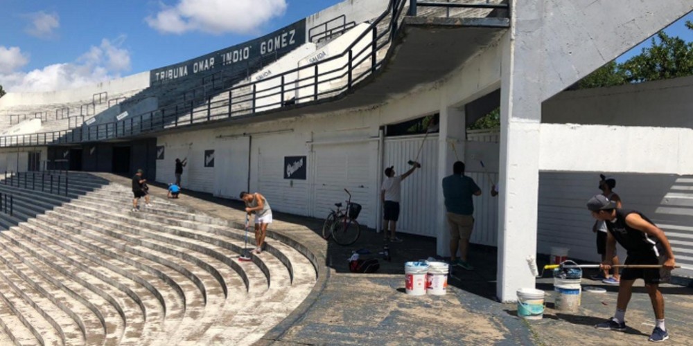 Socios e hinchas de Quilmes se juntaron para pintar el estadio en su totalidad