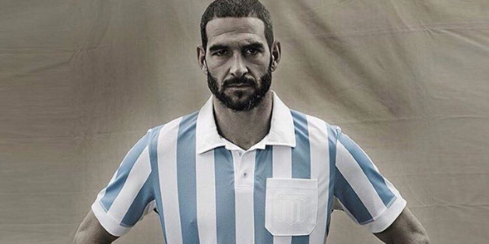 Racing present&oacute; una camiseta especial por el cincuentenario de su campeonato del mundo