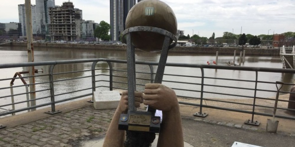Racing inaugur&oacute; una escultura en Puerto Madero para homenajear a los campeones del mundo