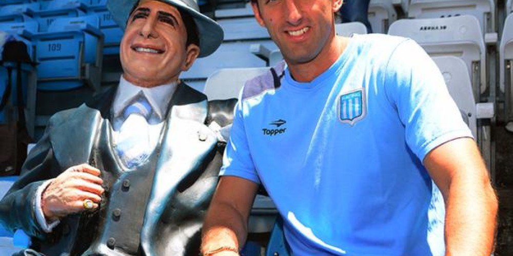 Racing presentó en su estadio la estatua de Carlos Gardel