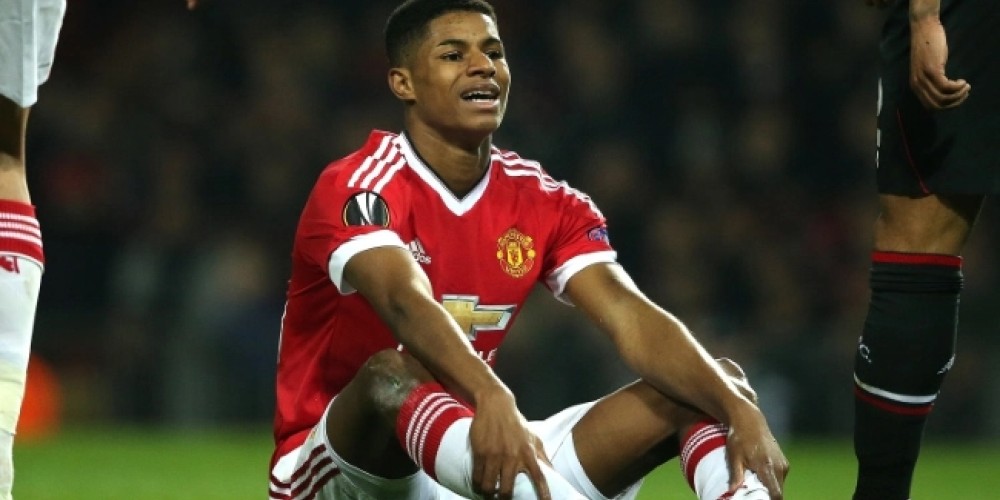 Rashford, la revelación de Manchester United, no puede entrar en el vestuario principal