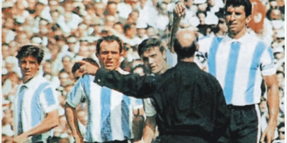 La historia del jugador argentino que provocó la invención de las tarjetas en el fútbol