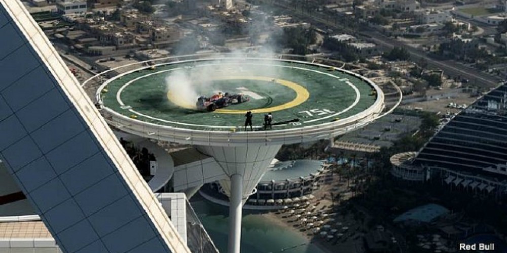 Red Bull hace girar un auto de F1 a más de 300 metros de altura