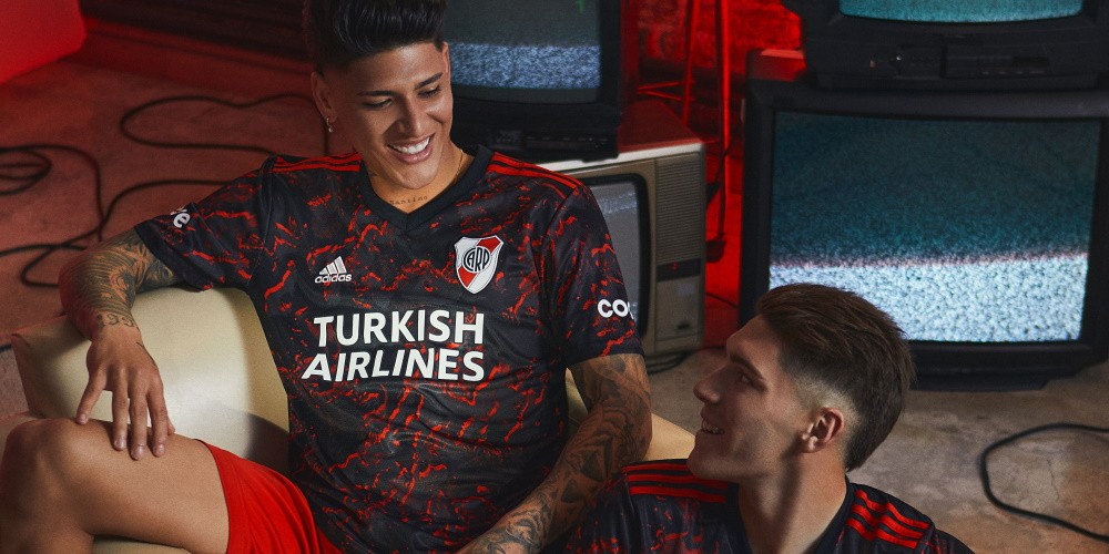 River presentó su nueva camiseta alternativa con la vuelta del color negro y rojo
