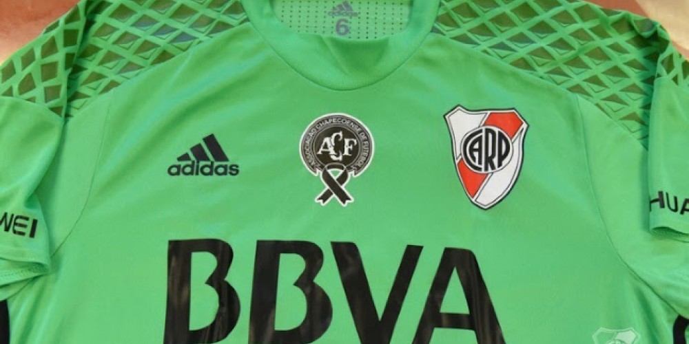 El uniforme verde que usó River en honor a Chapecoense