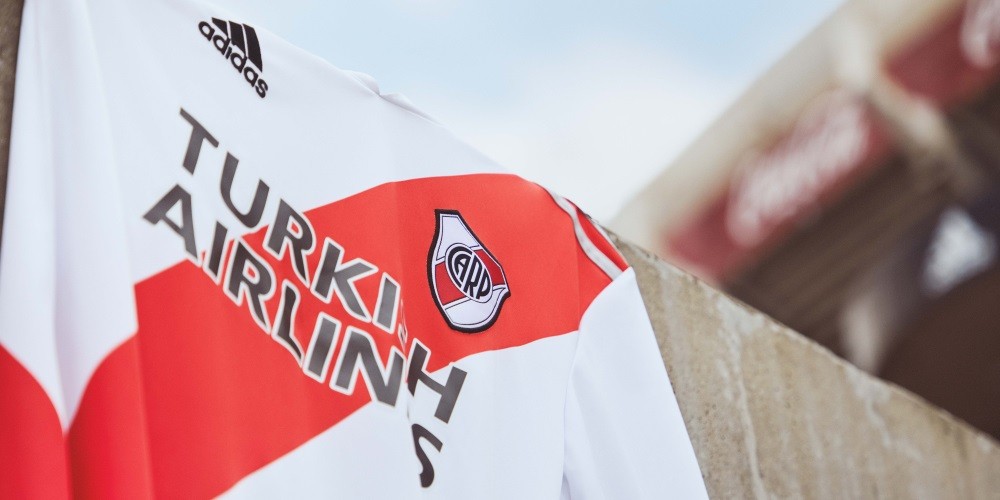 River Plate present&oacute; su nueva camiseta en la que la banda roja es la protagonista