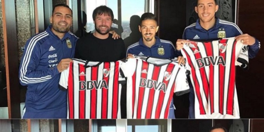 Cavenaghi le entregó camisetas y carnet de socio a Lanzini, Mercado y Funes Mori