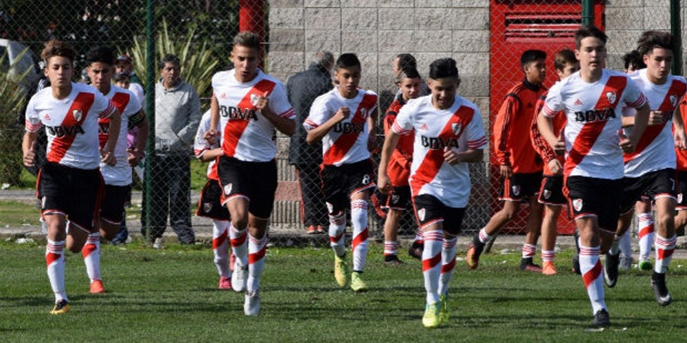 River busca jugadores para las inferiores a trav&eacute;s de WhatsApp