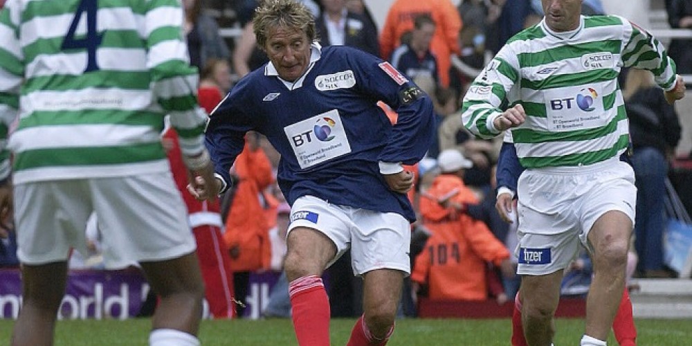 Rod Stewart, el m&uacute;sico admirado por los Barros Schelotto que sigue repartiendo pelotas en sus recitales