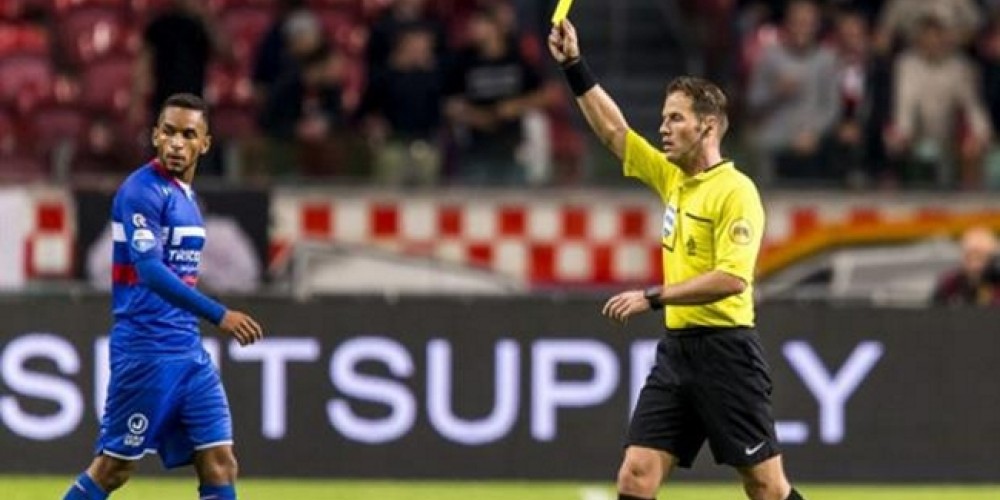 El video-ref en el fútbol se cobró su primer expulsado