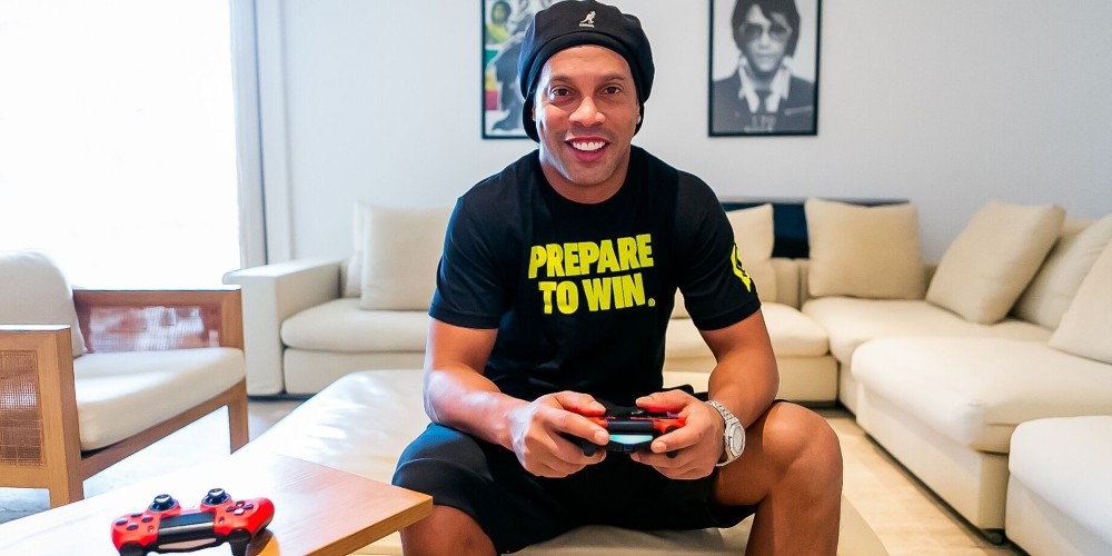 Ronaldinho se convierte en embajador de eSports y lanzan un control para homenajearlo