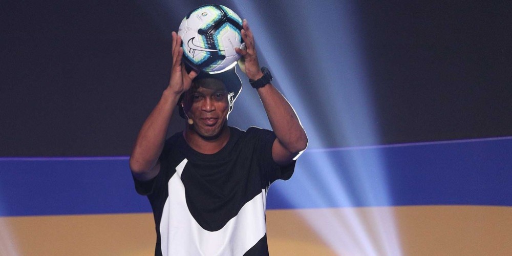 Ronaldinho presentó el balón oficial de la Copa América 2019