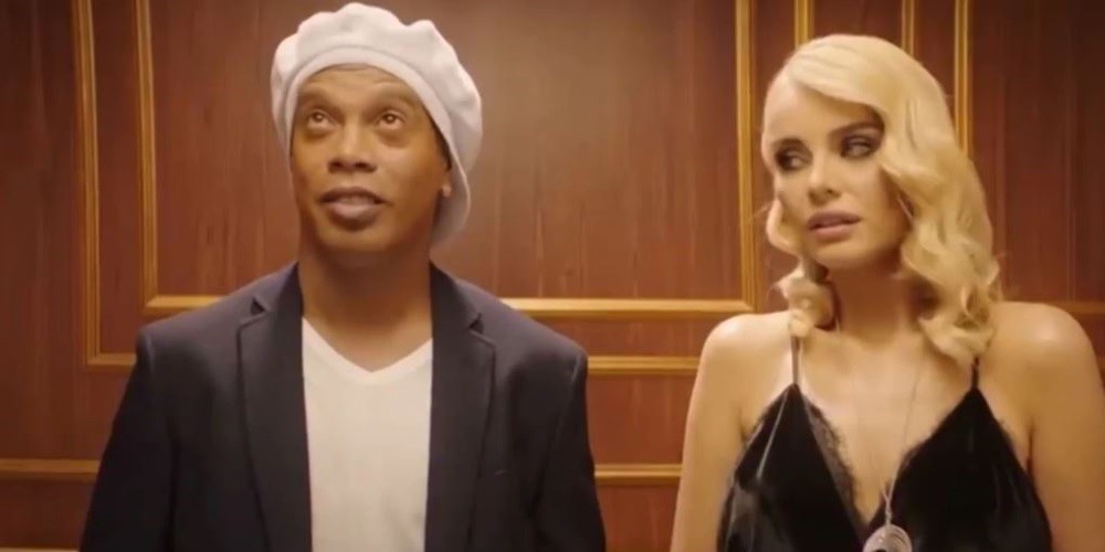 Ronaldinho protagoniz&oacute; un comercial para una casa de apuestas subido de tono