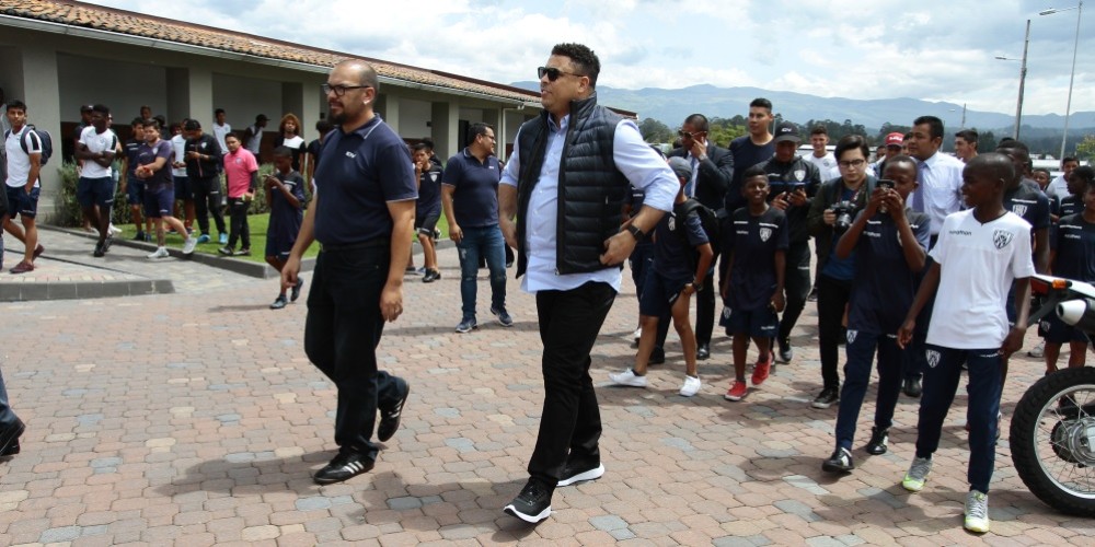 Ronaldo visitó las instalaciones de Independiente del Valle y anunció la futura compra de una de sus promesas