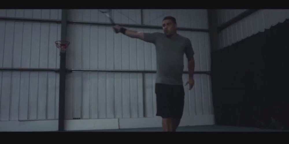 Ronaldo se luce en una imperdible publicidad de fútbol - tenis