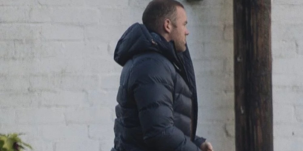 Rooney paga su condena y trabaja como jardinero durante el parate por Eliminatorias  