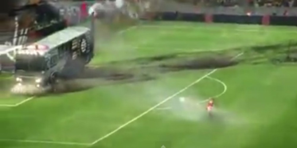 Wayne Rooney derriba micros en la nueva campaña de Nike