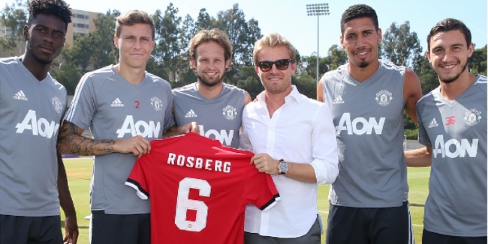Nico Rosberg sorprendió a los jugadores del Manchester United con una visita inesperada