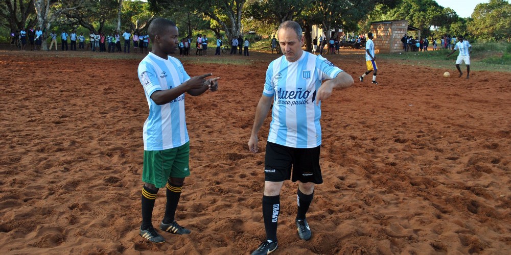 La historia del sacerdote hincha de Racing que junto a la Fundaci&oacute;n Messi alimenta a miles de chicos en Mozambique