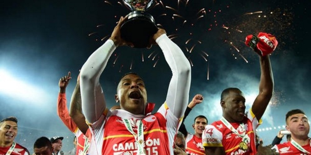 La medalla y la camiseta especial de Santa Fe campeón de la Copa Sudamericana