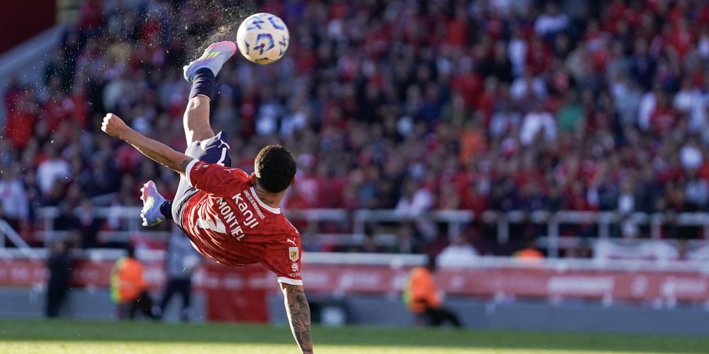 Santiago Montiel ganó el Premio Puskas por su gol de chilena desde afuera del área