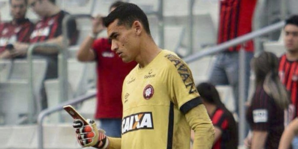 Santos, el arquero brasileño que usa su celular en el medio del partido