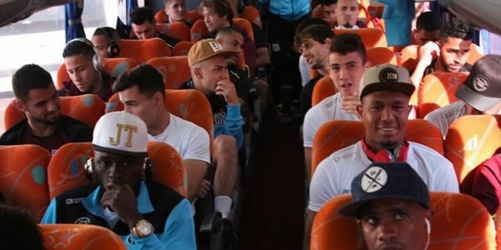 Los jugadores de Santos y San Pablo compartieron el micro en un “Clásico por la Paz”