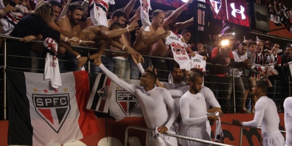 Los jugadores de San Pablo jugaron con las camisetas que les dieron sus hinchas