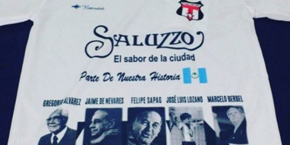El Sapere de Neuquén imitó la falsa camiseta del Liverpool y The Beatles con una insólita versión local