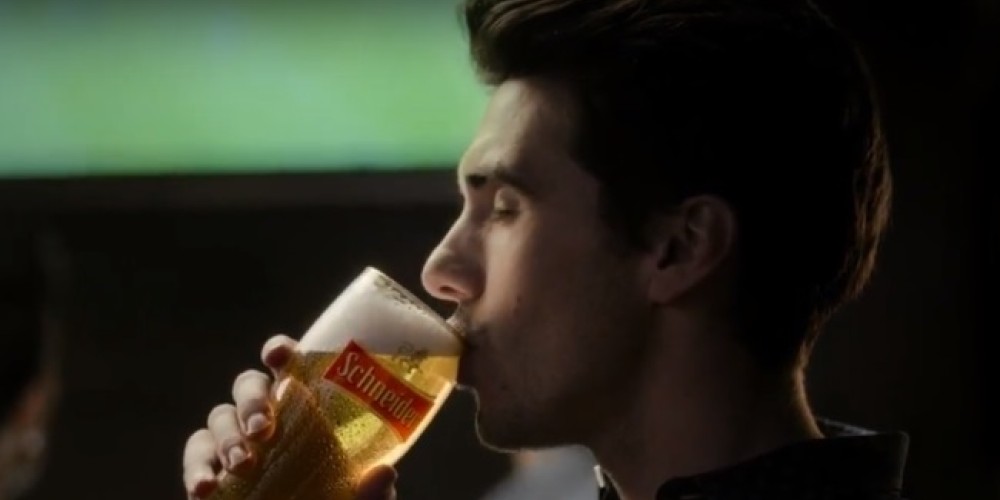 Schneider lanz&oacute; su nueva identidad visual a trav&eacute;s de campa&ntilde;a publicitaria bien futbolera