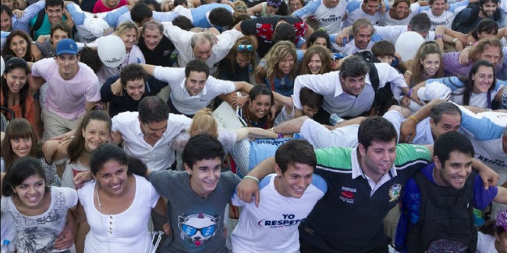 Rugby Sin Fronteras hizo el scrum por la paz más grande del mundo