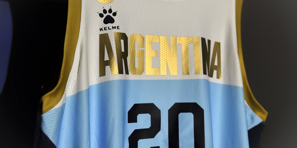 La Selecci&oacute;n Argentina present&oacute; su nueva camiseta en homenaje a los 20 a&ntilde;os del hist&oacute;rico Oro en Atenas