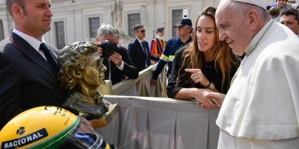 La familia Senna le llevó una estatua al Papa Francisco que se exhibirá en el Vaticano