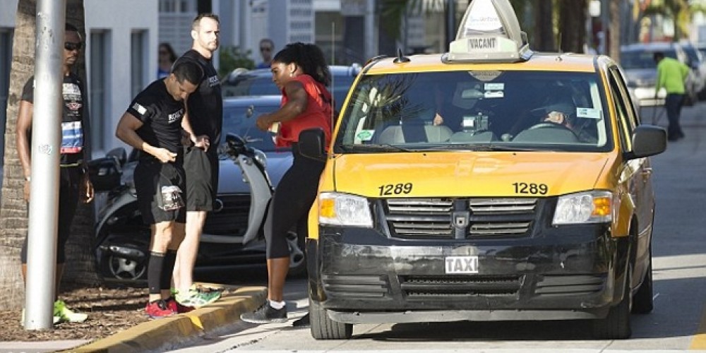 Serena Williams se tom&oacute; un taxi para terminar su propia marat&oacute;n