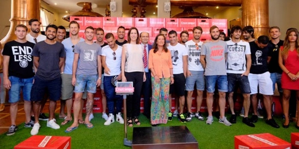 Los jugadores del Sevilla recibieron su peso en cerveza por su patrocinador