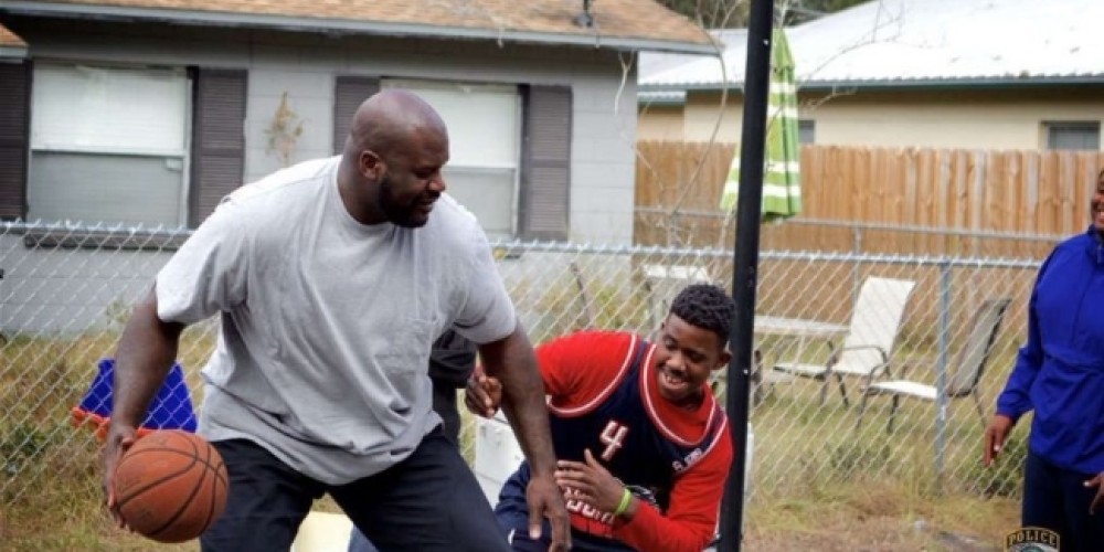 Shaquille O’Neal sorprendió a un policía y a un grupo de niños que jugaban básquet