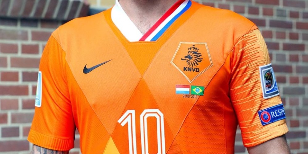 Sneijder recibió una camiseta compuesta por retazos de todas las que usó en la Selección