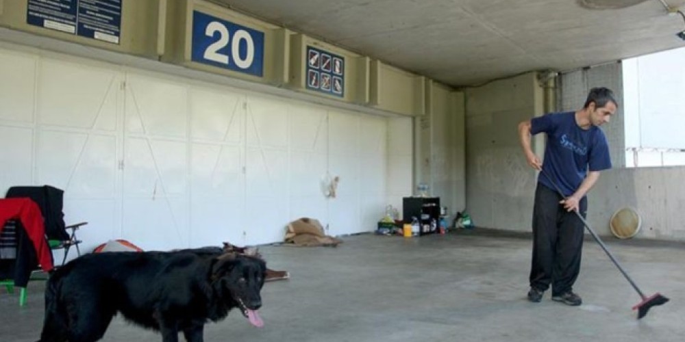 La Real Sociedad contrat&oacute; a un homeless que viv&iacute;a en la puerta del estadio
