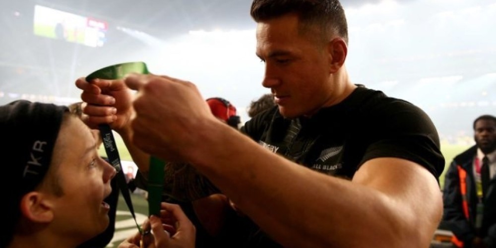 Sonny Bill Williams regal&oacute; su medalla de campe&oacute;n a un fan&aacute;tico